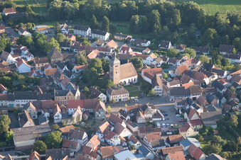 Vue oblique de Église évangélique Saint-Martin à le quartier Billigheim in Billigheim-Ingenheim dans le département Rhénanie-Palatinat, Allemagne
