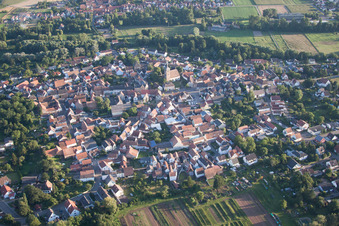 Vue aérienne de Vue des rues et des maisons dans les quartiers résidentiels à le quartier Billigheim in Billigheim-Ingenheim dans le département Rhénanie-Palatinat, Allemagne