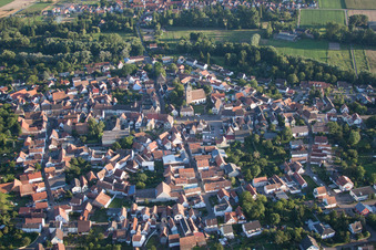 Photographie aérienne de Vue des rues et des maisons dans les quartiers résidentiels à le quartier Billigheim in Billigheim-Ingenheim dans le département Rhénanie-Palatinat, Allemagne