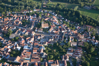 Vue oblique de Vue des rues et des maisons dans les quartiers résidentiels à le quartier Ingenheim in Billigheim-Ingenheim dans le département Rhénanie-Palatinat, Allemagne