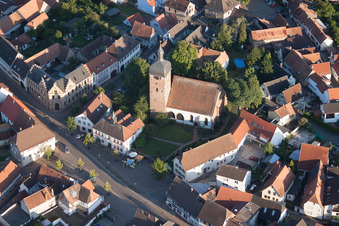 Vue des rues et des maisons dans les quartiers résidentiels à le quartier Billigheim in Billigheim-Ingenheim dans le département Rhénanie-Palatinat, Allemagne d'en haut