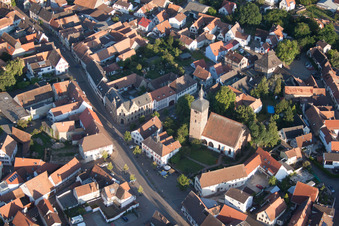 Vue des rues et des maisons dans les quartiers résidentiels à le quartier Billigheim in Billigheim-Ingenheim dans le département Rhénanie-Palatinat, Allemagne hors des airs