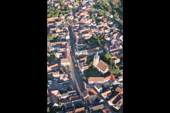 Vue des rues et des maisons dans les quartiers résidentiels à le quartier Billigheim in Billigheim-Ingenheim dans le département Rhénanie-Palatinat, Allemagne vue d'en haut