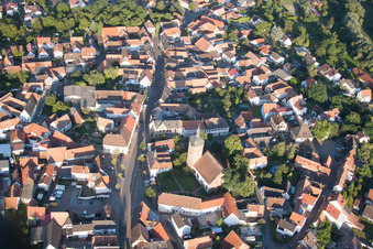 Vue des rues et des maisons dans les quartiers résidentiels à le quartier Billigheim in Billigheim-Ingenheim dans le département Rhénanie-Palatinat, Allemagne depuis l'avion