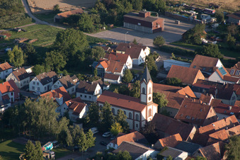 Vue d'oiseau de Vue des rues et des maisons dans les quartiers résidentiels à le quartier Billigheim in Billigheim-Ingenheim dans le département Rhénanie-Palatinat, Allemagne