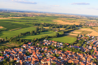 Vue aérienne de Piste à le quartier Billigheim in Billigheim-Ingenheim dans le département Rhénanie-Palatinat, Allemagne