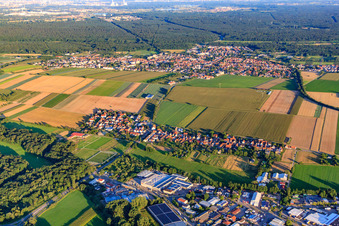Vue du village depuis le nord à le quartier Minderslachen in Kandel dans le département Rhénanie-Palatinat, Allemagne vue d'en haut