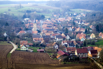 Vue aérienne de Vue sur le village à Drachenbronn-Birlenbach dans le département Bas Rhin, France