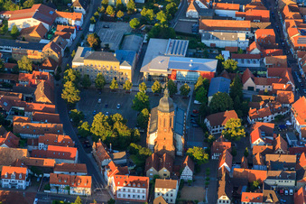 Vue aérienne de Hôtel de ville rénové sur la place du marché à Kandel dans le département Rhénanie-Palatinat, Allemagne