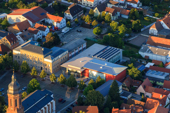 Photographie aérienne de Hôtel de ville rénové sur la place du marché à Kandel dans le département Rhénanie-Palatinat, Allemagne