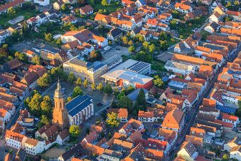 Vue oblique de Hôtel de ville rénové sur la place du marché à Kandel dans le département Rhénanie-Palatinat, Allemagne