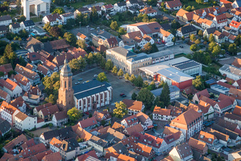 Vue aérienne de Église Saint-Georges avec place du marché, hôtel de ville et école primaire dans le vieux centre-ville à Kandel dans le département Rhénanie-Palatinat, Allemagne