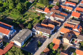 Vue oblique de Raiffeisenstrasse à Minfeld dans le département Rhénanie-Palatinat, Allemagne