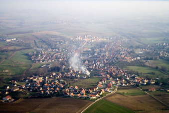 Vue aérienne de Soultz sous Forêts à Soultz-sous-Forêts dans le département Bas Rhin, France