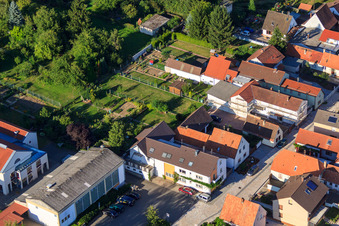 Raiffeisenstrasse à Minfeld dans le département Rhénanie-Palatinat, Allemagne d'en haut