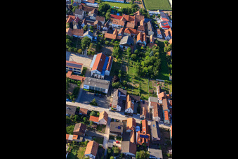 Photographie aérienne de Mundoplatz, école primaire et Mundohalle à Minfeld dans le département Rhénanie-Palatinat, Allemagne