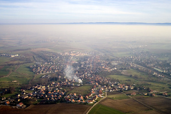 Vue aérienne de Soultz sous Forêts à Soultz-sous-Forêts dans le département Bas Rhin, France