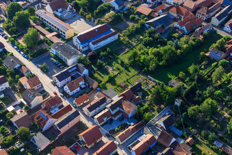 Vue oblique de Mundoplatz, école primaire et Mundohalle à Minfeld dans le département Rhénanie-Palatinat, Allemagne