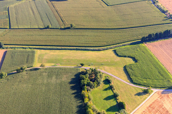 Aérodrome modèle du MFC Bad Bergzabern à Oberotterbach dans le département Rhénanie-Palatinat, Allemagne d'en haut
