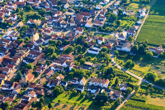 Vue aérienne de Ruelle arrière à Oberotterbach dans le département Rhénanie-Palatinat, Allemagne