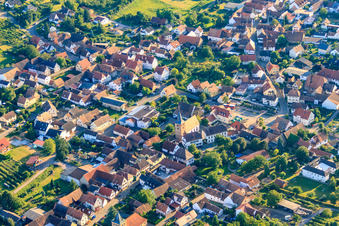 Vue aérienne de Église évangélique à Oberotterbach dans le département Rhénanie-Palatinat, Allemagne