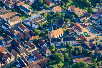 Vue aérienne de Église évangélique à Oberotterbach dans le département Rhénanie-Palatinat, Allemagne