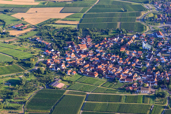 Vue aérienne de Ville viticole du nord à le quartier Rechtenbach in Schweigen-Rechtenbach dans le département Rhénanie-Palatinat, Allemagne