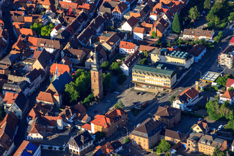 Vue aérienne de Messplatz avec Sparkasse Südpfalz à Bad Bergzabern dans le département Rhénanie-Palatinat, Allemagne