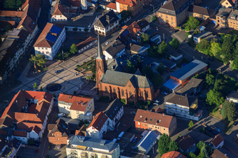 Vue aérienne de Ludwigsplatz avec St. Martin à Bad Bergzabern dans le département Rhénanie-Palatinat, Allemagne