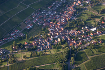 Vue aérienne de Vue des rues et des maisons dans les quartiers résidentiels à le quartier Pleisweiler in Pleisweiler-Oberhofen dans le département Rhénanie-Palatinat, Allemagne