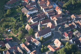 Vue aérienne de Église à le quartier Pleisweiler in Pleisweiler-Oberhofen dans le département Rhénanie-Palatinat, Allemagne