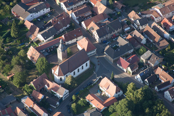 Vue aérienne de Église à le quartier Pleisweiler in Pleisweiler-Oberhofen dans le département Rhénanie-Palatinat, Allemagne