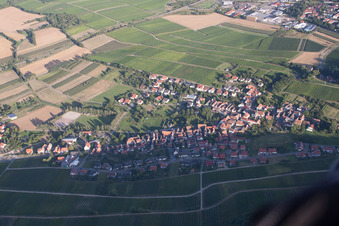 Quartier Pleisweiler in Pleisweiler-Oberhofen dans le département Rhénanie-Palatinat, Allemagne du point de vue du drone