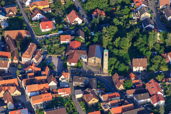 Vue aérienne de Église protestante à Klingenmünster dans le département Rhénanie-Palatinat, Allemagne
