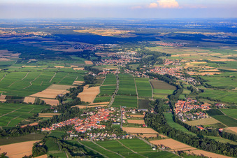 Vue aérienne de Ville viticole de l'ouest à le quartier Heuchelheim in Heuchelheim-Klingen dans le département Rhénanie-Palatinat, Allemagne