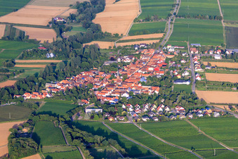 Vue aérienne de Ville viticole de l'ouest à le quartier Heuchelheim in Heuchelheim-Klingen dans le département Rhénanie-Palatinat, Allemagne