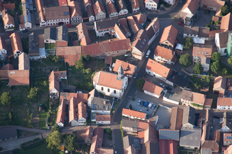 Vue aérienne de Bâtiment d'église au centre du village à Göcklingen dans le département Rhénanie-Palatinat, Allemagne