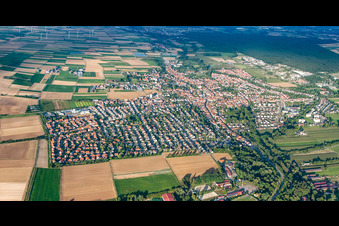 Vue aérienne de Vue d'ensemble de la ville depuis l'ouest à Herxheim bei Landau dans le département Rhénanie-Palatinat, Allemagne