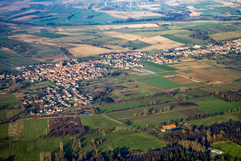 Vue aérienne de Vue du village depuis le sud à Kapsweyer dans le département Rhénanie-Palatinat, Allemagne