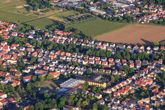 Vue aérienne de Lützelhorststrasse, école primaire à Herxheim bei Landau dans le département Rhénanie-Palatinat, Allemagne