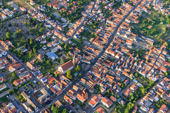 Sainte-Marie de l'Assomption à Herxheim bei Landau dans le département Rhénanie-Palatinat, Allemagne vue d'en haut
