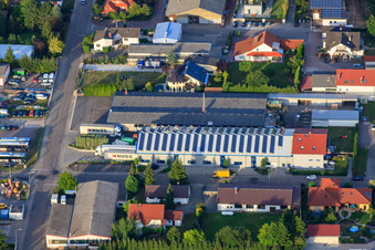 Vue aérienne de Zone commerciale Am Kleinwald avec emballage transparent Weber GmbH et Lisa Wetzel Beautycastle - Salon de beauté Herxheim à Herxheim bei Landau dans le département Rhénanie-Palatinat, Allemagne