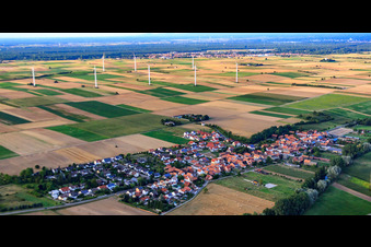 Vue du village depuis le sud-ouest à Herxheimweyher dans le département Rhénanie-Palatinat, Allemagne d'en haut