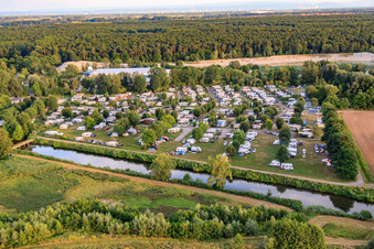Vue oblique de Camping Resort Rülzheim Au centre de loisirs Moby Dick à Rülzheim dans le département Rhénanie-Palatinat, Allemagne