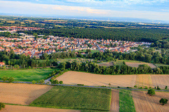 Vue de la ville depuis le nord-ouest à Rülzheim dans le département Rhénanie-Palatinat, Allemagne d'en haut