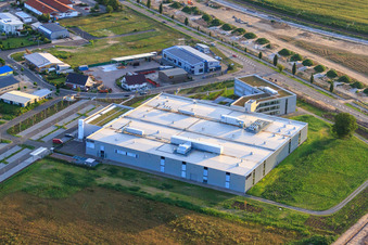 Enregistrement par drone de Nouveau bâtiment DBK David + Baader GmbH à Rülzheim dans le département Rhénanie-Palatinat, Allemagne