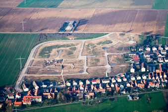 Chantiers de construction du nouveau quartier résidentiel d'une colonie de maisons unifamiliales Am Höhenweg à Kandel dans le département Rhénanie-Palatinat, Allemagne d'en haut