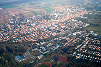 Vue oblique de Vue des rues et des maisons dans les quartiers résidentiels à Kandel dans le département Rhénanie-Palatinat, Allemagne