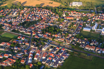 Vue aérienne de Passage à niveau Eisenbahnstr à le quartier Berghausen in Römerberg dans le département Rhénanie-Palatinat, Allemagne