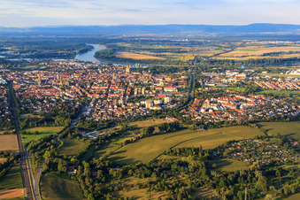Vue oblique de Vue d'ensemble de la ville vers le Rhin depuis le sud-ouest à Speyer dans le département Rhénanie-Palatinat, Allemagne